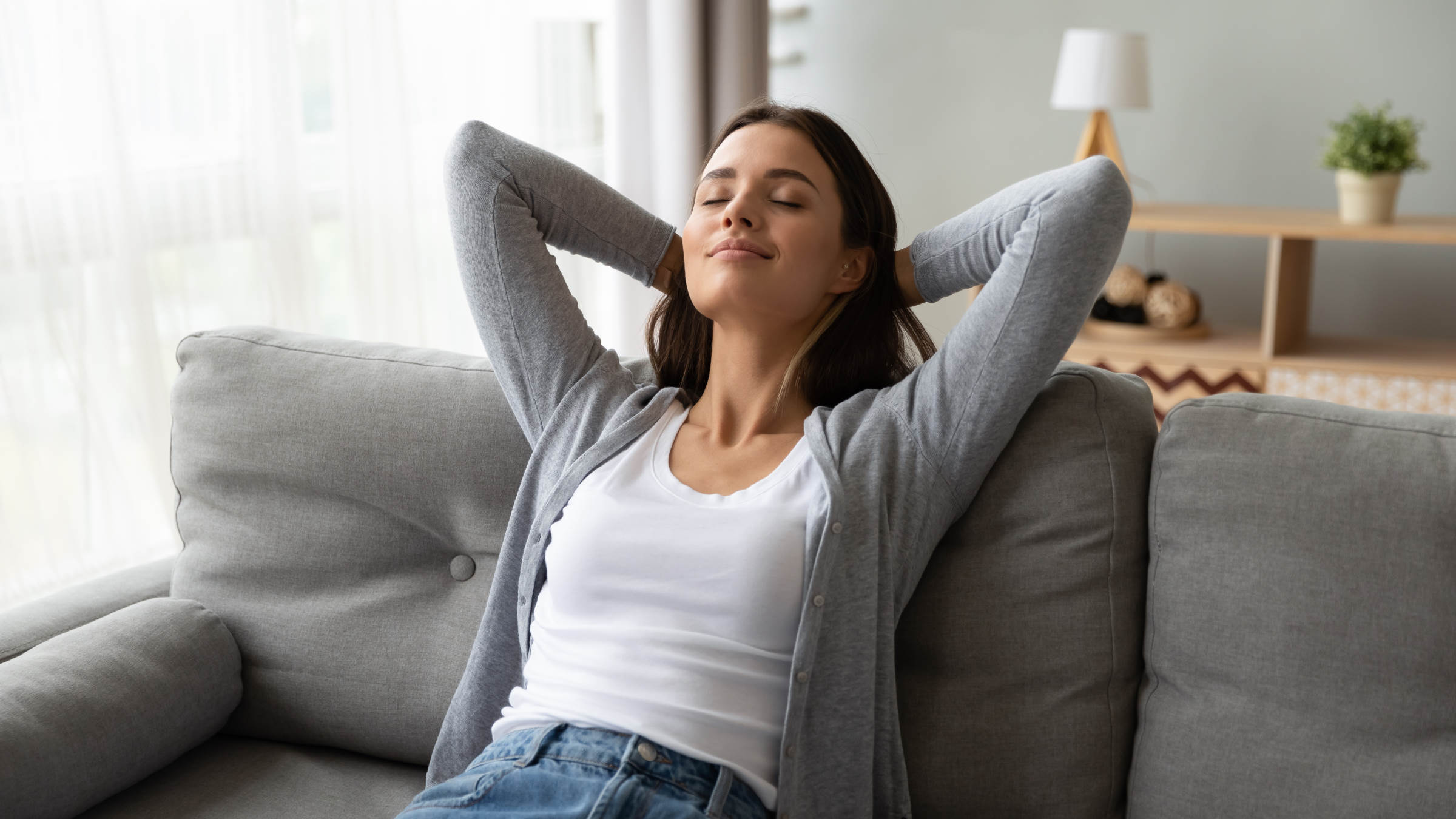 Femme apaisée après une crise d'angoisse