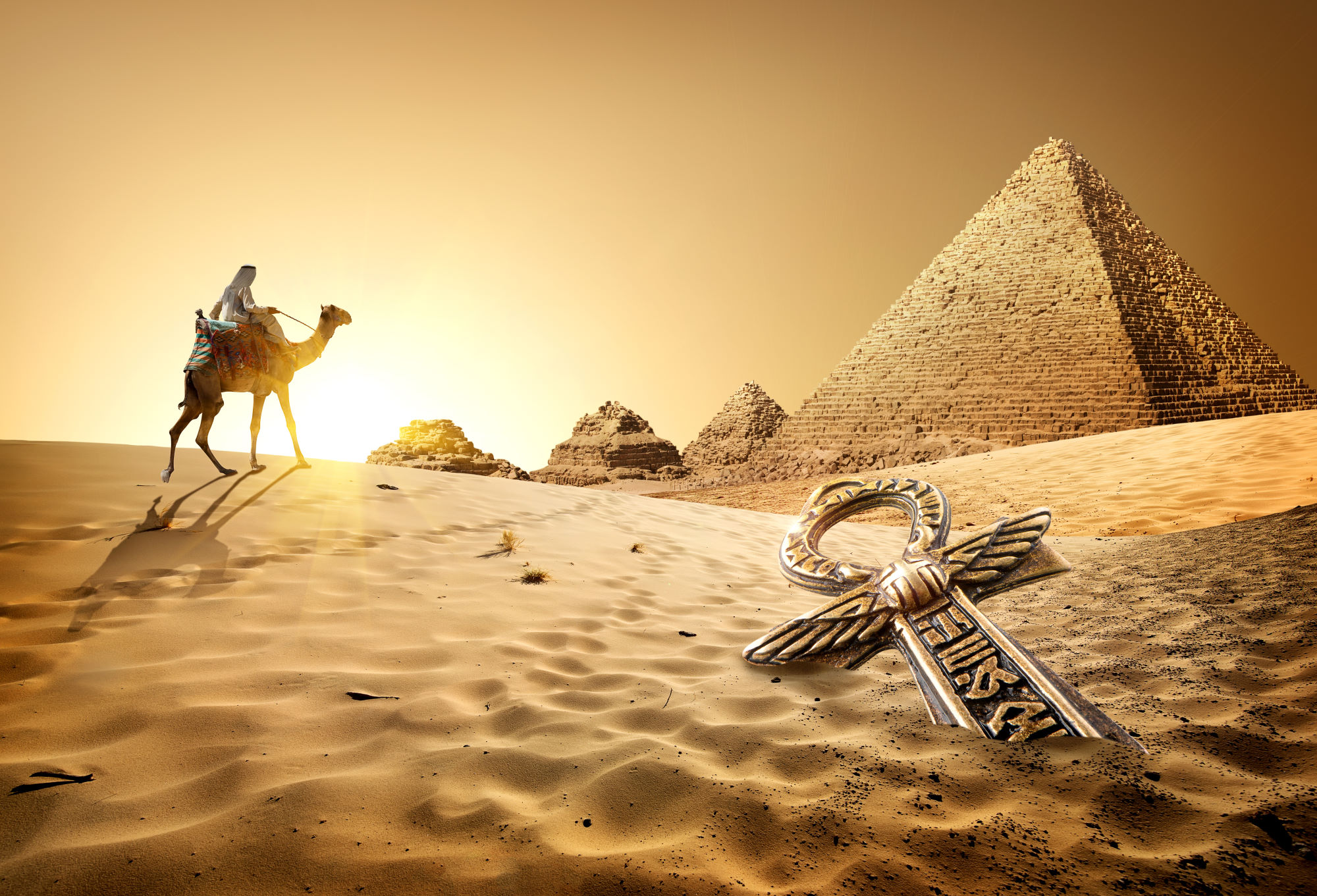 Pyramide et Amulette Pyramide et chameau avec une amulette dans le sable pour le Voyage Chamanique dans l'Égypte ancienne