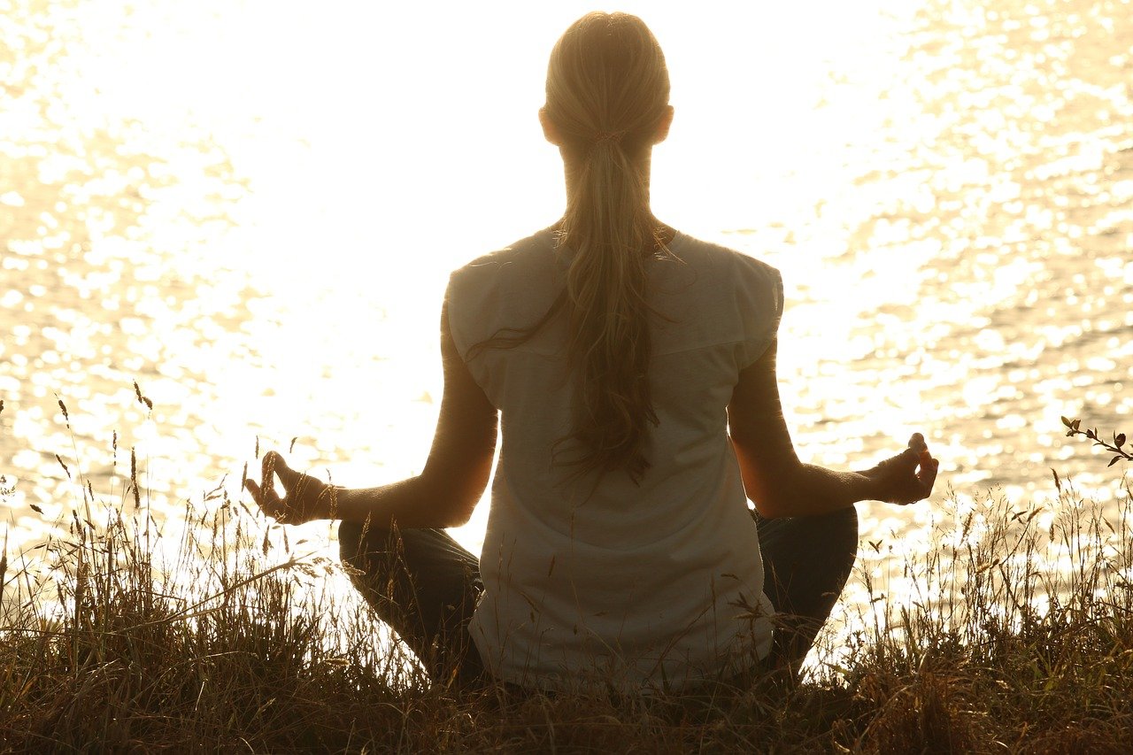 Femme qui médite en détente et relaxation pour illustrer la méditation Présence à Soi