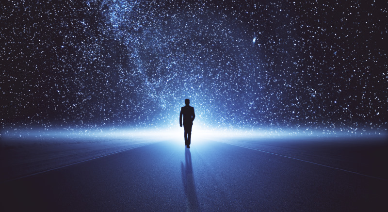 Homme marchant vers la connaissance de soi, l'Univers et les Dieux