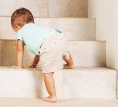 Enfant montant les escaliers étape par étape pour l'atelier Comment Trouver ta Mission de Vie
