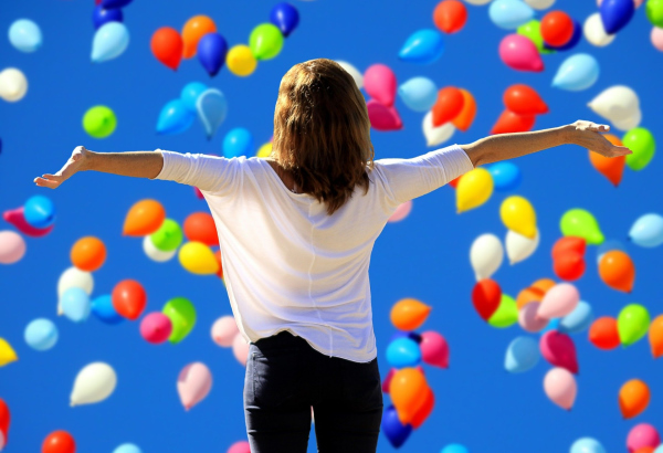 Femme ballon_600 Femme accueille la vie à bras ouvert - Atelier Confiance en Soi