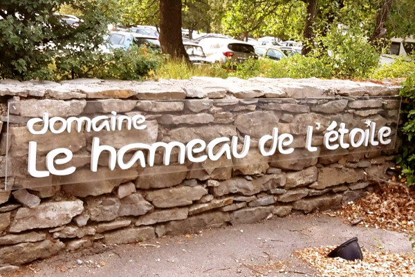 Entrée du domaine Le Hameau de l'Étoile Stage Éveil à Soi