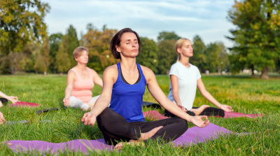 Femmes méditant en plein air - Stage Éveil à Soi