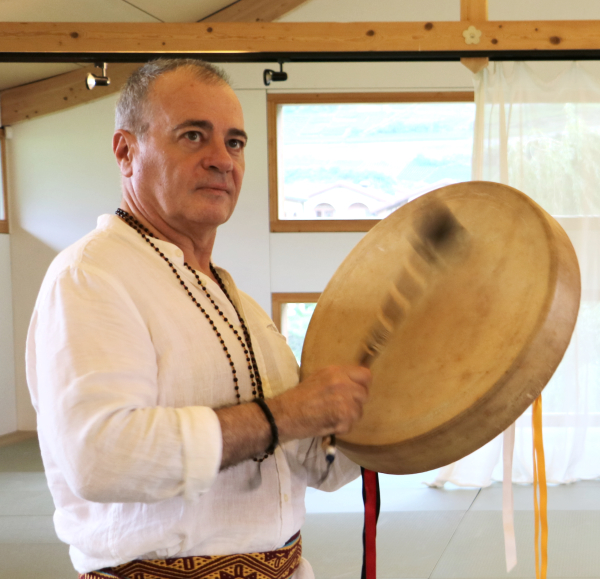 Pierre Le Garrérès jouant du Tambour chamanique - Stage Éveil à Soi