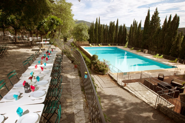 Terrasse et piscine du domaine Le Hameau de l'Étoile Stage Éveil à Soi