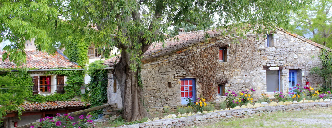 Batisses au domaine Le Hameau de l'Étoile Stage Éveil à Soi