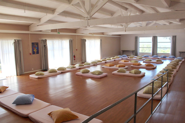 Grande salle au Hameau de l'Étoile Stage Éveil à Soi