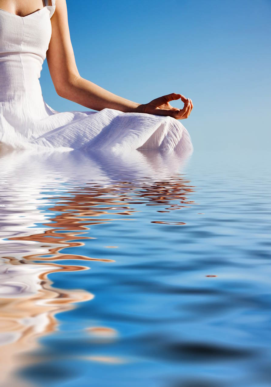 femme en méditation près de l'eau