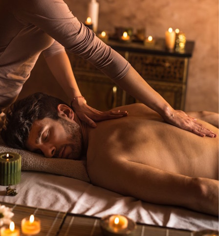 Femme faisant du reiki sur le dos d'un homme