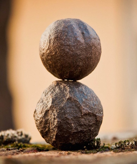 deux boules de pierre superposées symbolisant ancrage et équilibre